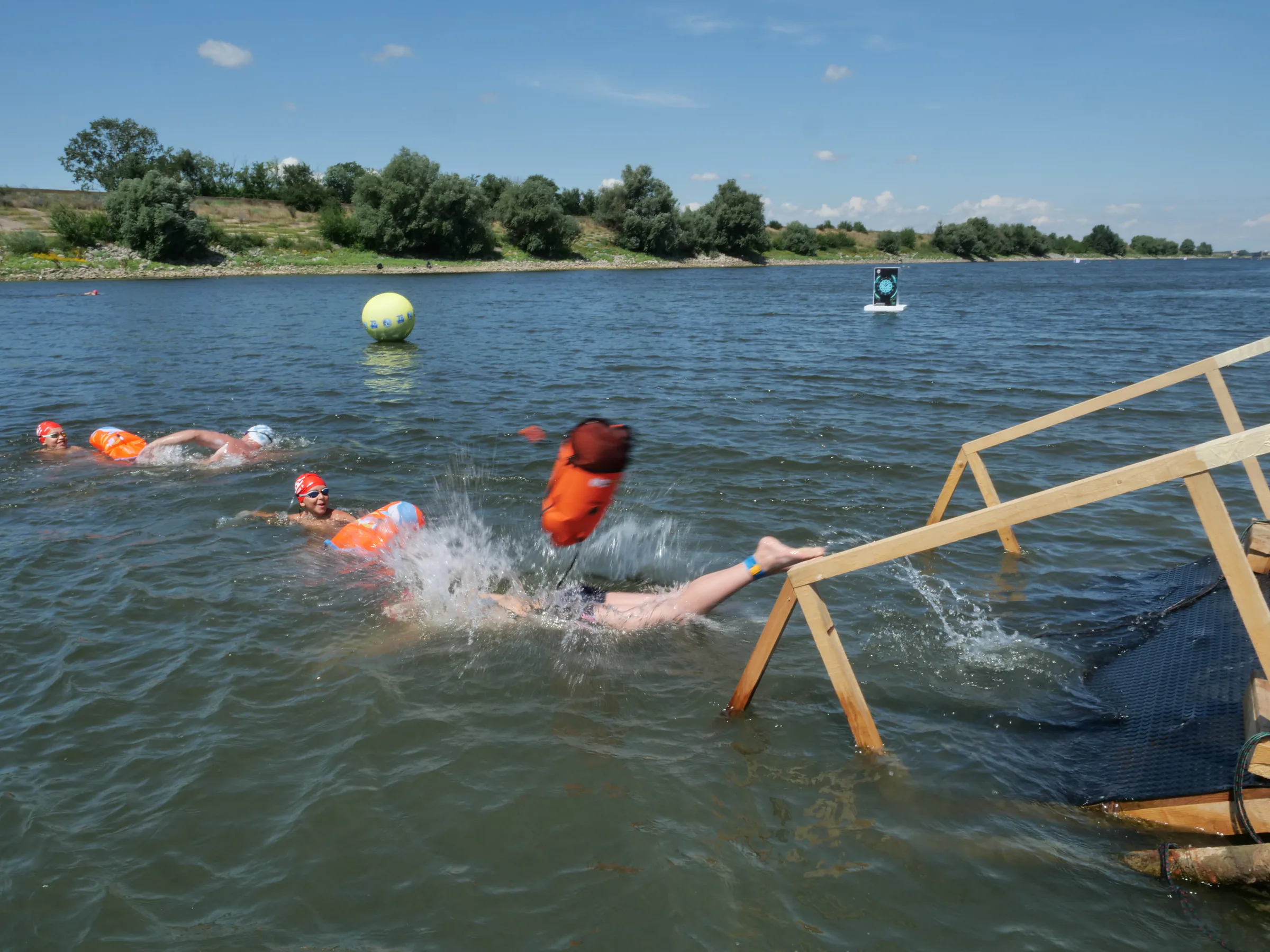 Participanți tineri la probele de înot Swim4Dreams — imaginea 6 din 7